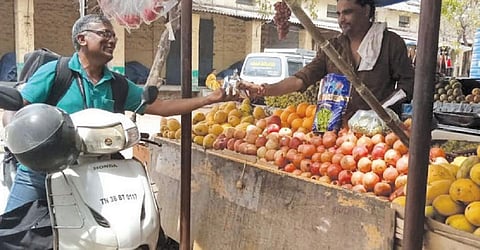 திருப்பூர் மாநகரில் சிறுதானிய உணவு விற்பனையில் ஈடுபட்டுள்ள தாண்டவக்கோன்.