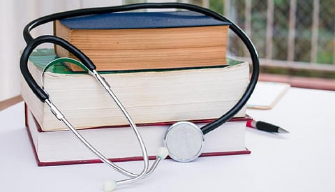 ஆயுள் காக்கும் ஆயுஷ் மருத்துவப் படிப்புகள்! - ஒரு கைடன்ஸ்