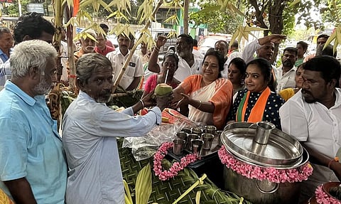 பாஜக சார்பில் கோவை, ஒலம்பஸ் பகுதியில் அமைக்கப்பட்டுள்ள நீர் மோர் பந்தலை திறந்து வைத்து மக்களுக்கு வழங்கிய பாஜக எம்எல்ஏ வானதி சீனிவாசன். படம்: ஜெ.மனோகரன்.