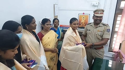 புதுச்சேரி | அரசு பள்ளிகளில் 12ம் வகுப்பில் சிறப்பிடம் பிடித்தோரை கவுரவித்து விருந்தளித்த போலீஸார்