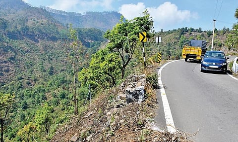 க ொடைக்கானல் செல்லும் வழியில் வடகவுஞ்சி பகுதியில் தடுப்புச் சுவர் இல்லாத பள்ளத்தாக்கு பகுதி. படம்: நா.தங்கரத்தினம்.