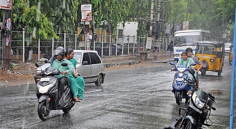 மதுரை தல்லாகுளம் பகுதியில் நேற்று மாலை பெய்த மழையில் நனைந்தபடியே வாகனங்களில் பயணம் செய்த மக்கள். படம்: எஸ்.கிருஷ்ணமூர்த்தி