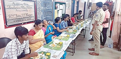 12-ம் வகுப்பு பொதுத்ேதர்வில் சிறப்பிடம் பெற்று காவல்துறையின் விருந்தில் பங்கேற்ற மாணவர்களுடன் பெற்றோர்.