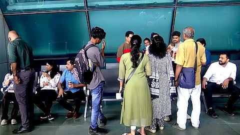 ஒரே நேரத்தில் 300 ஊழியர்கள் விடுப்பு எடுத்ததால், ஏர் இந்தியா எக்ஸ்பிரஸ் நிறுவனத்தின் 80-க்கும் மேற்பட்ட விமானங்கள் நேற்று ரத்து செய்யப்பட்டன. கேரள மாநிலம் திருவனந்தபுரம் விமான நிலையத்தில், அடுத்த விமான சேவைக்காக காத்திருந்த பயணிகள்.