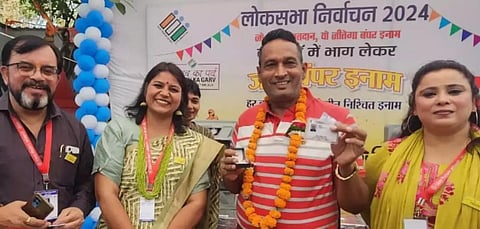 வாக்குச்சாவடியில் நடைபெற்ற குலுக்கல் போட்டியில் வைர மோதிரம் பரிசு வென்ற யாகோஜ் சாஹு (இடமிருந்து 3-வது)