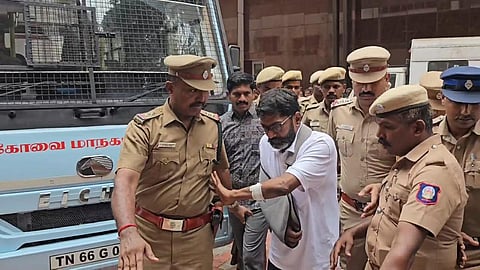 பரிசோதனைக்காக கோவை அரசு மருத்துவமனைக்கு அழைத்து வரப்பட்ட சவுக்கு சங்கர். படம்: ஜெ.மனோகரன்.