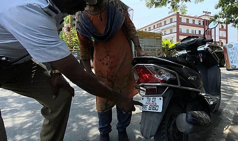 தமிழகம் முழுவதும் வாகனங்களுக்கு ‘ஸ்டிக்கர்’ தடையா? - அரசு பதிலளிக்க ஐகோர்ட் உத்தரவு