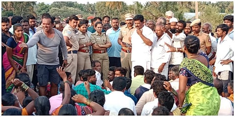 மதுக்கடையை அகற்றக் கோரி தேன்கனிக்கோட்டை சாலையில் பொதுமக்கள் மறியல் போராட்டத்தில் ஈடுபட்டனர்.