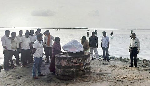 கோதண்டராமர் கோயில் கடற்கரையில் வருவாய்த் துறையினரால் அகற்றப்பட்ட போலி வழிபாட்டுத் தலம்.