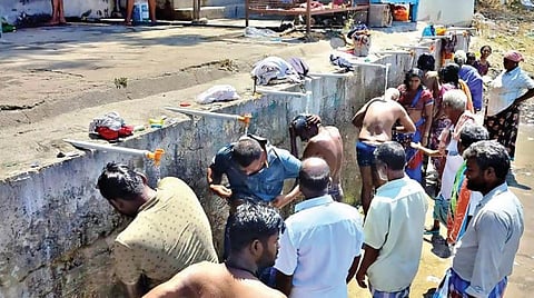 அனுமன் தீர்த்தம் அனுமந்தீசுவரர் கோயில் சார்பில் அமைக்கப்பட்டுள்ள பொது குழாய்களில் புனித நீராடும் பக்தர்கள்