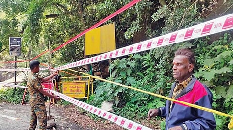 குன்னூர் லாஸ் நீர்வீழ்ச்சிக்கு செல்லும் பகுதியில் ரிப்பன் கட்டி தடுப்பு ஏற்படுத்திய வனத்துறையினர்.