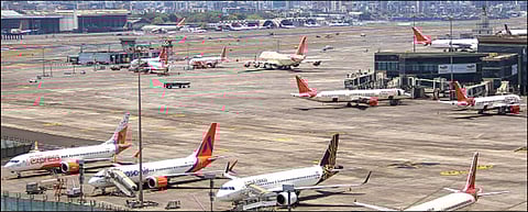 ஊழியர்களின் போராட்டத்தால் மும்பை விமான நிலையத்தில் நிறுத்திவைக்கப்பட்ட ஏர்இந்தியா எக்ஸ்பிரஸ் உள்ளிட்ட விமானங்கள். படம்: பிடிஐ