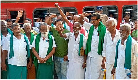 தஞ்சாவூர் ரயில் நிலையத்தில் போராட்டத்தில் ஈடுபட்ட விவசாயிகள்