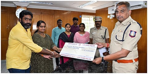 ஆன்லைனில் பணத்தை இழந்த பெண்ணின் ரூ.15 லட்சத்தை கிருஷ்ணகிரி சைபர் க்ரைம் போலீஸார் மீட்டு தந்தனர்.