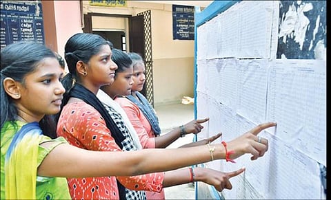 வேலூர் கொசப்பேட்டையில் உள்ள ஈ.வெ.ரா.நாகம்மை அரசு மாதிரி பெண்கள் மேல்நிலை பள்ளியில் ஒட்டப்பட்டிருந்த 10-ம் வகுப்பு பொதுத்தேர்வு முடிவுகளை நேற்று ஆர்வத்துடன் பார்வையிட்ட மாணவிகள்.
| படம்: வி.எம்.மணிநாதன்|