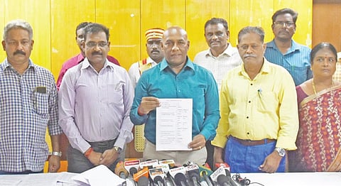 விழுப்புரம் ஆட்சியர் அலுவலகத்தில் 10ம் வகுப்பு தேர்வு முடிவுகளை ஆட்சியர் பழனி வெளியிட்டார். அருகில் மாவட்ட முதன்மை கல்வி அலுவலர் அறிவழகன் உள்ளிட்டோர்.