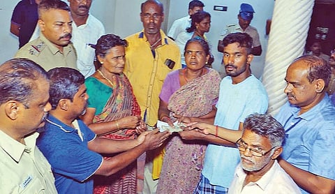 சிவகாசி பட்டாசு ஆலை வெடி விபத்தில் உயிரிழந் தோரின் குடும்பத்துக்கு உரிமையாளர் சார்பில் வழங்கப்பட்ட ரூ.5 லட்சத்துக்கான காசோலை.