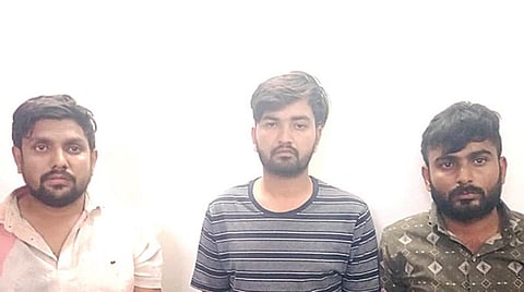 கர்நாடகாவில் இருந்து சென்னைக்கு கார்களில் குட்காகடத்தி வந்ததாக கைது செய்யப்பட்ட இளைஞர்கள்.