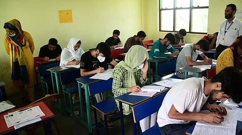 குஜராத் நீட் தேர்வில் முறைகேடு - ரூ.10 லட்சம் பேரம் பேசிய பள்ளி ஆசிரியர் உட்பட 3 பேர் கைது