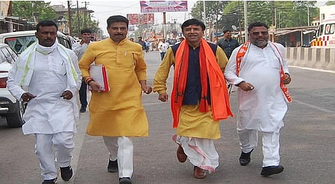 கடைசி நிமிடத்தில் ஓடோடி வந்து பரபரப்பாக வேட்புமனு தாக்கல் செய்த உ.பி. பாஜக வேட்பாளர்