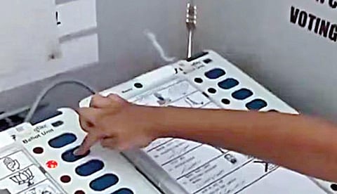 சிறுவயது மகனை வாக்களிக்கச் சொன்ன பாஜக தலைவர் மீது வழக்குப் பதிவு