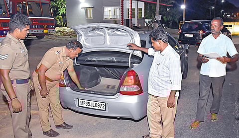 தமிழக-ஆந்திர எல்லையான காட்பாடி அடுத்த கிறிஸ்டியன் பேட்டை பகுதி சோதனைச் சாவடியில் நேற்று வாகன சோதனையில் ஈடுபட்ட தேர்தல் பறக்கும் படைக் குழுவினர். படம்: வி.எம்.மணிநாதன்