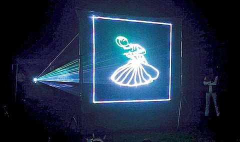 உதகை மலர் கண்காட்சியில் நடைபெற்ற லேசர் ஷோ.