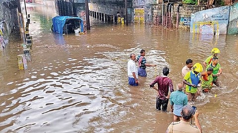 மதுரை புட்டுத்தோப்பு கர்டர் பாலத்தில் தேங்கிய மழைநீரில் சிக்கிய பார்வையற்றோர் இசைக் குழுவின் வேனில் இருந்த பெண்ணை மீட்ட தீயணைப்பு வீரர்கள். படங்கள்: எஸ்.கிருஷ்ணமூர்த்தி.