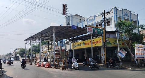 கரூர் சுங்கவாயில் போக்குவரத்து சிக்னலில் காத்திருக்கும் இரு சக்கர வாகன ஓட்டிகளுக்காக அமைக்கப்பட்டுள்ள தகர மேற்கூரை. படம்: க.ராதாகிருஷ்ணன்