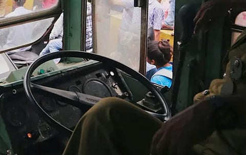 கோடை வெயிலை சமாளிக்க பேருந்து ஓட்டுநர் இருக்கையில் மின்விசிறி பொருத்தும் பணி