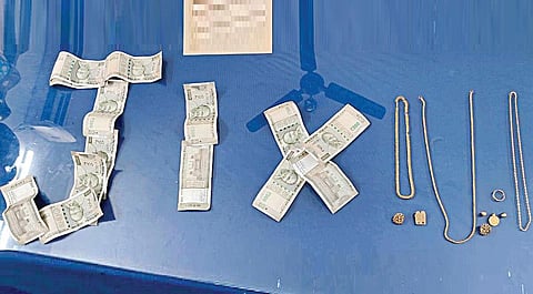 பறிமுதல் செய்யப்பட்ட பணம், நகை.