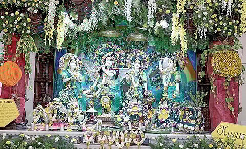 சென்னை இஸ்கான் கோயிலில் ஸ்ரீகிருஷ்ணருக்கு புஷ்ப அபிஷேகம்: ஏராளமான பக்தர்கள் தரிசனம்