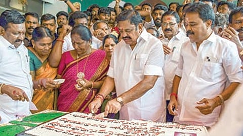 சேலத்தில் நேற்று தொண்டர்களுடன் கேக் வெட்டி 70-வது பிறந்த நாளைக் கொண்டாடிய அதிமுகபொதுச் செயலாளர் பழனிசாமி. உடன், கட்சி நிர்வாகிகள். படம்: படம்: எஸ்.குரு பிரசாத்