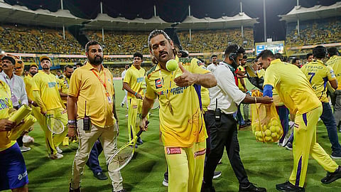 ரசிகர்களின் இருப்பிடத்தை நோக்கி பந்தை எறிந்த தோனி