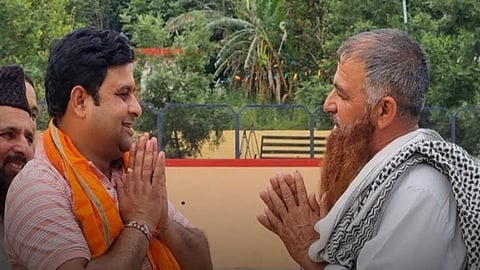 கோயிலுக்கு சாலை அமைக்க நிலத்தை தானமாக அளித்த இரு இஸ்லாமியர்கள் @ ஜம்மு காஷ்மீர்