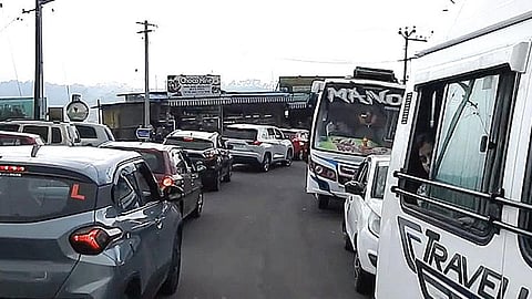 கொடைக்கானலுக்கு சுற்றுலாப் பயணிகள் வருகை அதிகரித்ததால், சீனிவாசபுரம் பகுதியில் ஏற்பட்ட போக்குவரத்து நெரிசலால் காத்திருந்த வாகனங்கள்.