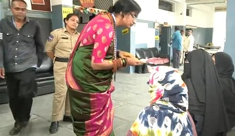 முஸ்லிம் பெண்களின் முகத்தை காட்ட சொல்லி சோதனை - ஹைதராபாத் பாஜக வேட்பாளர் மீது எப்ஐஆர் பதிவு