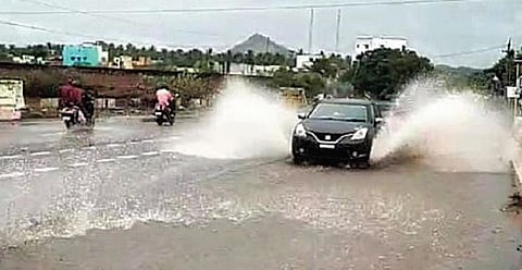 ராஜபாளையத்தில் பெய்த கனமழையால் மதுரை-கொல்லம் தேசிய நெடுஞ்சாலையில் தேங்கிய மழை நீரில் சென்ற வாகனங்கள்.