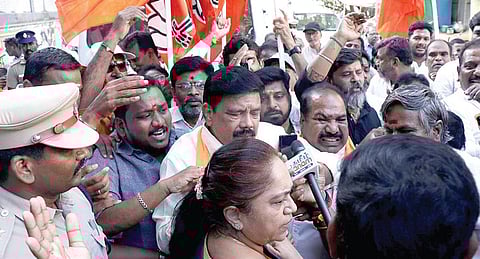 தென்னிந்திய மக்களை ஆப்பிரிக்கர்களுடன் ஒப்பிட்டு காங்கிரஸ் மூத்த நிர்வாகி சாம் பிட்ரோடா பேசியதைக் கண்டித்து, பாஜக மாநில துணைத் தலைவர் கரு.நாகராஜன் தலைமையில் சென்னை வள்ளுவர் கோட்டம் அருகே தடையை மீறி ஆர்ப்பாட்டம் நடத்த முயன்றவர்களை போலீஸார் கைது செய்தனர் .
| படம்: ம.பிரபுவேண்டுகோள் |