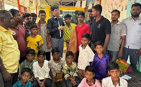 மாநகராட்சி வீடற்றோர் காப்பகங்களில் தங்கி படித்து 10-ம் வகுப்பு தேர்வில் தேர்ச்சி பெற்ற 11 மாணவர்கள்: ராதாகிருஷ்ணன் கவுரவித்தார்