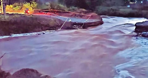 தேன்கனிக்கோட்டை அடுத்த குந்துக்கோட்டையில் பலத்த காற்றுடன் பெய்த கனமழைக்கு அப்பகுதியிலிருந்து அந்தேவனப்பள்ளிக்கு செல்லும் தற்காலிக பாலம் மழைநீரில் அடித்து செல்லப்பட்டது.