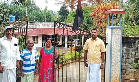 யானைகள் வழித்தடம் தொடர்பான உத்தரவை எதிர்த்து கூடலூர் அருகே ஸ்ரீமதுரை ஊராட்சியில் வீடுகளில் மக்கள் ஏற்றியுள்ள கருப்புக்கொடி.