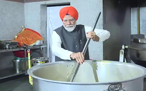 பிஹார் தலைநகர் பாட்னாவில் உள்ள குருத்வாராவில் பிரதமர் நரேந்திர மோடி நேற்று ரொட்டிகளை தயார் செய்தார்.