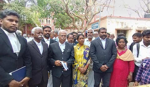 நீதிமன்றத்தில் வழக்கு விசாரணைக்கு வந்திருந்த மாணவியின் தாய் மற்றும் அவரது வழக்கறிஞர்கள்.