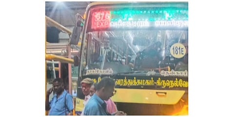 கயத்தாறு சுங்கச்சாவடியில் நிறுத்தப்பட்ட அரசுப் பேருந்து