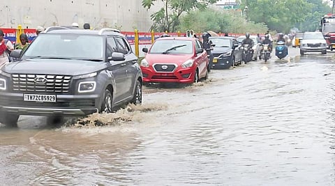 திருநெல்வேலியில் நேற்று பெய்த மழையால் வண்ணார்பேட்டை பிரதான சாலையில் தேங்கிய
தண்ணீரில் ஊர்ந்து செல்லும் வாகனங்கள். படம்: மு. லெட்சுமி அருண்.