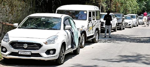 கொடைக்கானல் ஏரிச் சாலையை ஆக்கிரமித்து நிறுத்தப்பட்டுள்ள வாகனங்கள். படம்: நா.தங்கரத்தினம