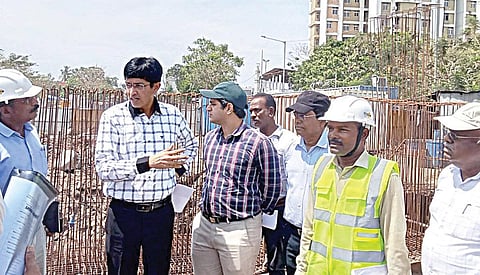 பெருநகர சென்னை மாநகராட்சி, தண்டையார்பேட்டை திரு.வி.க.நகர் மண்டலங்களுக்கு உட்பட்ட ரயில்வே சுரங்கப் பாதையின் மேல் ரூ.142 கோடி மதிப்பில் கட்டப்பட்டு வரும் உயர்மட்ட பாலம் அமைக்கும் பணியை மாநகராட்சி ஆணையர் ராதாகிருஷ்ணன் , நேற்று பார்வையிட்டு ஆய்வு செய்தார். வடக்கு வட்டார துணை ஆணையர் கட்டா ரவி தேஜா மற்றும் அலுவலர்கள் உடனிருந்தனர்.