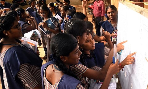 பிளஸ் 1 பொதுத்தேர்வில் மாநகராட்சி பள்ளி மாணவர்கள் 80% தேர்ச்சி: வெவ்வேறு பாடங்களில் 7 பேர் சென்டம்