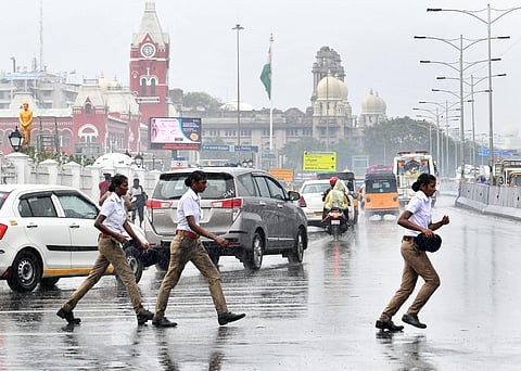 தமிழகத்தில் 5 நாட்களுக்கு இடி, மின்னல், பலத்த காற்றுடன் மழை பெய்ய வாய்ப்பு